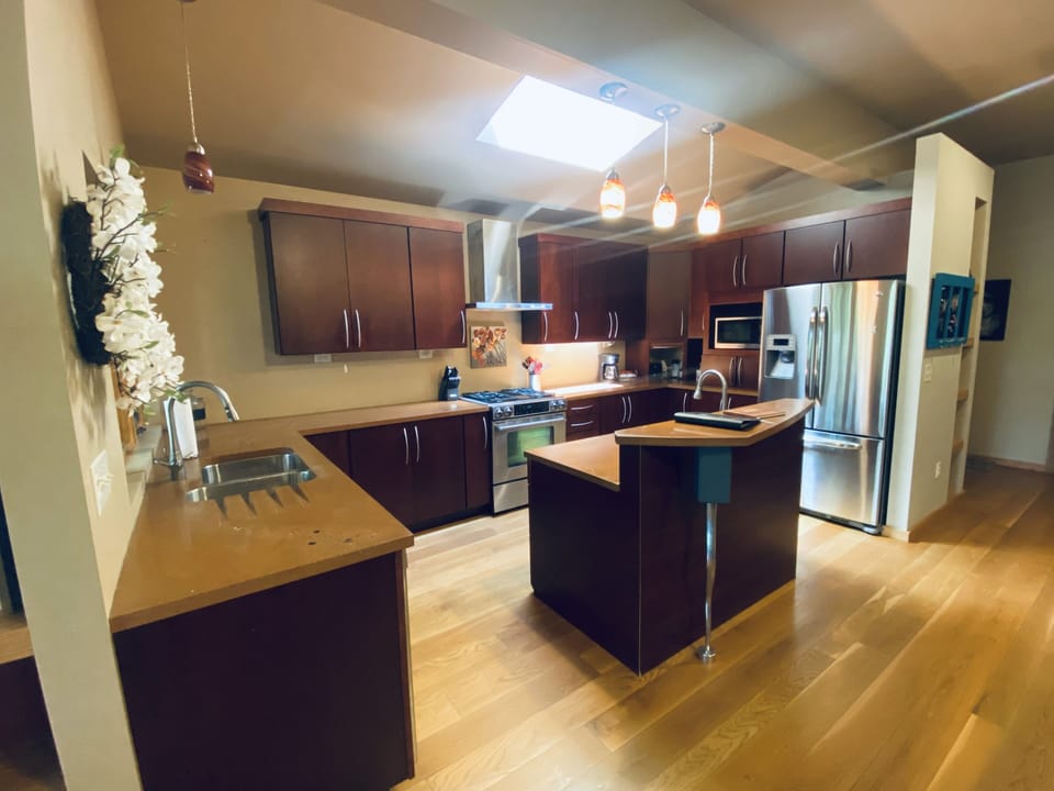 Large Kitchen, Stainless appliances. Microwave, Refrigerator, Stove, Dishwasher