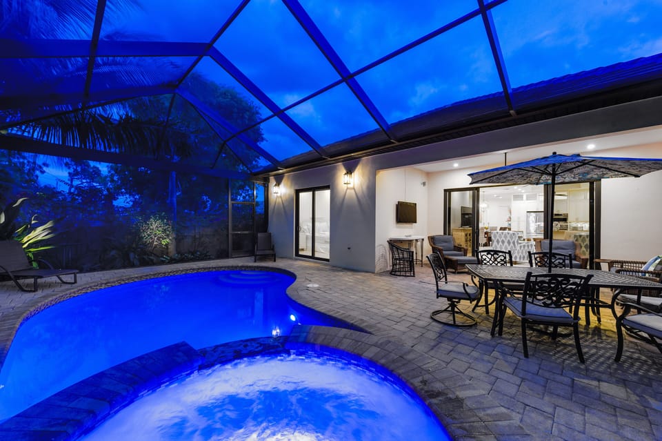 Lanai - Pool, spa and outdoor dining table