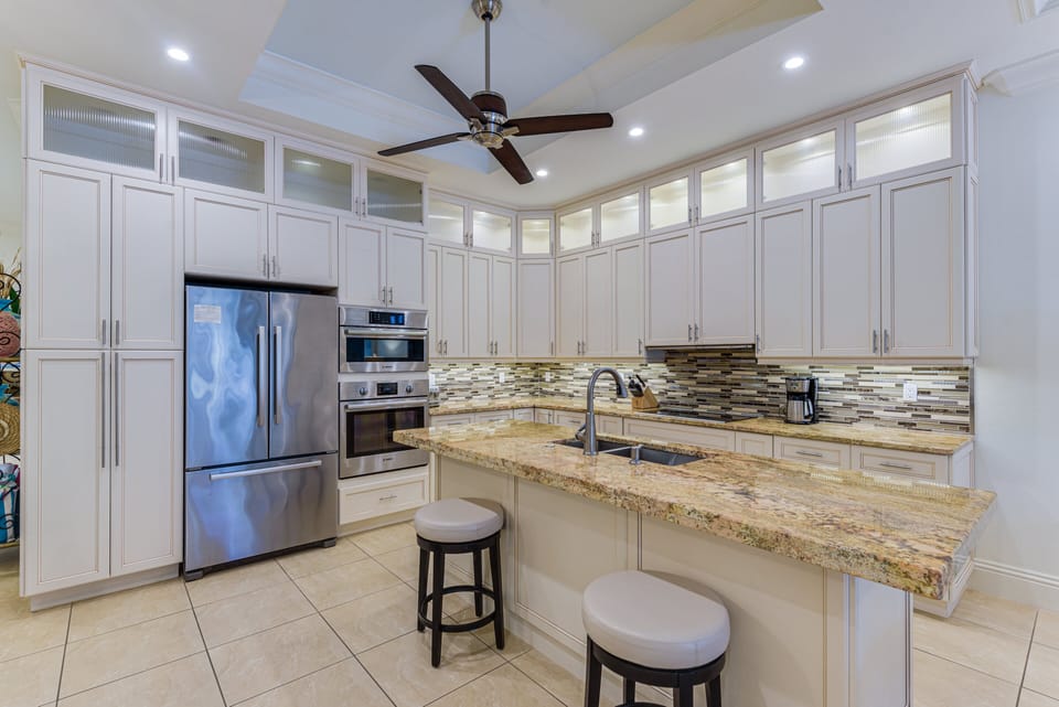 Kitchen - Fully equipped gourmet kitchen with wine cooler ??