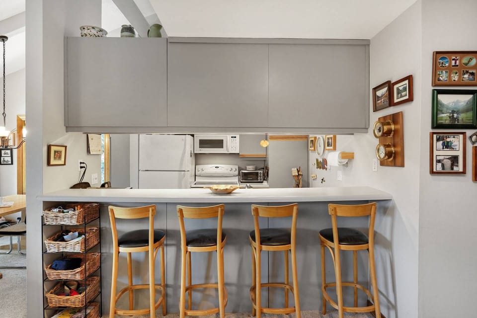 Chat with the cook while relaxing at the breakfast bar with seating for 4 people.