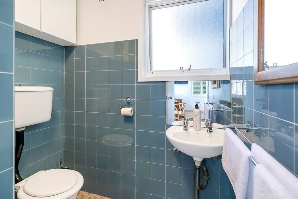 Getawayz NSW - Bay Court III -Spacious Waterside Studio next to Hayes Beach, Cafes & Ferry!