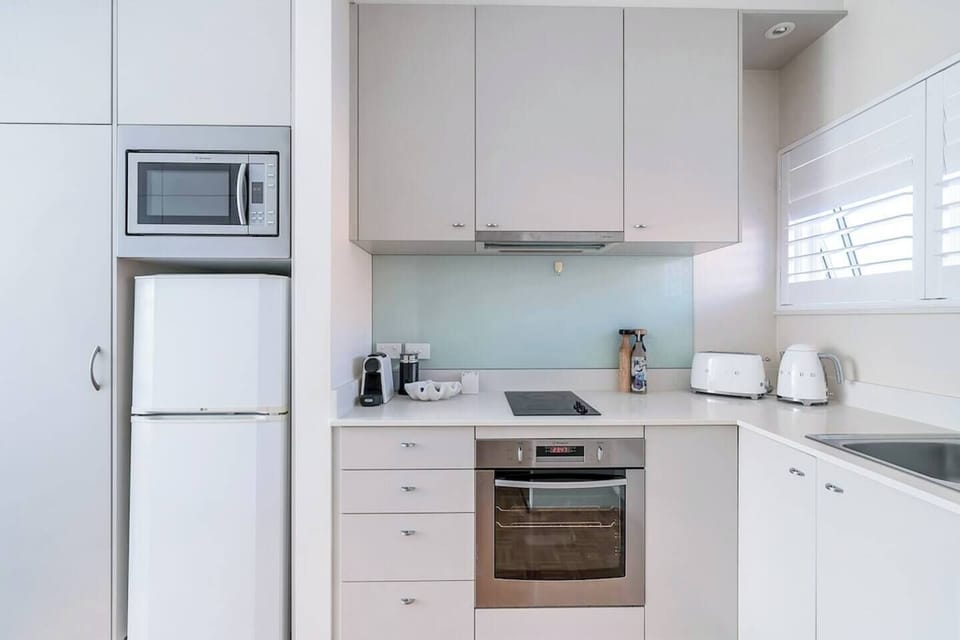 Getawayz NSW - Bay Court II -Spacious Waterside Studio next to Hayes Beach, Cafes & Ferry!