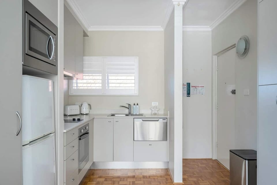 Getawayz NSW - Bay Court II -Spacious Waterside Studio next to Hayes Beach, Cafes & Ferry!