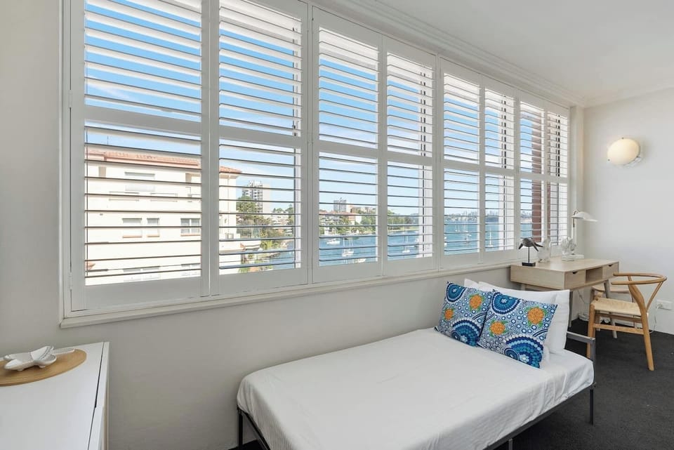 Getawayz NSW - Bay Court II -Spacious Waterside Studio next to Hayes Beach, Cafes & Ferry!