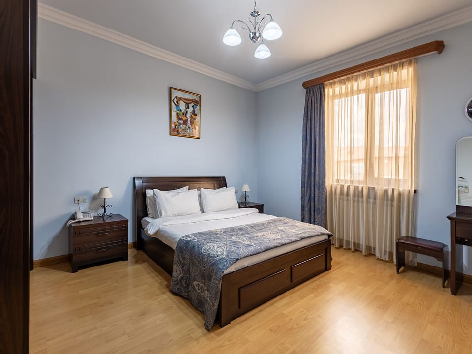 Deluxe Double Room, 1 Bedroom | In-room safe, desk, laptop workspace, soundproofing