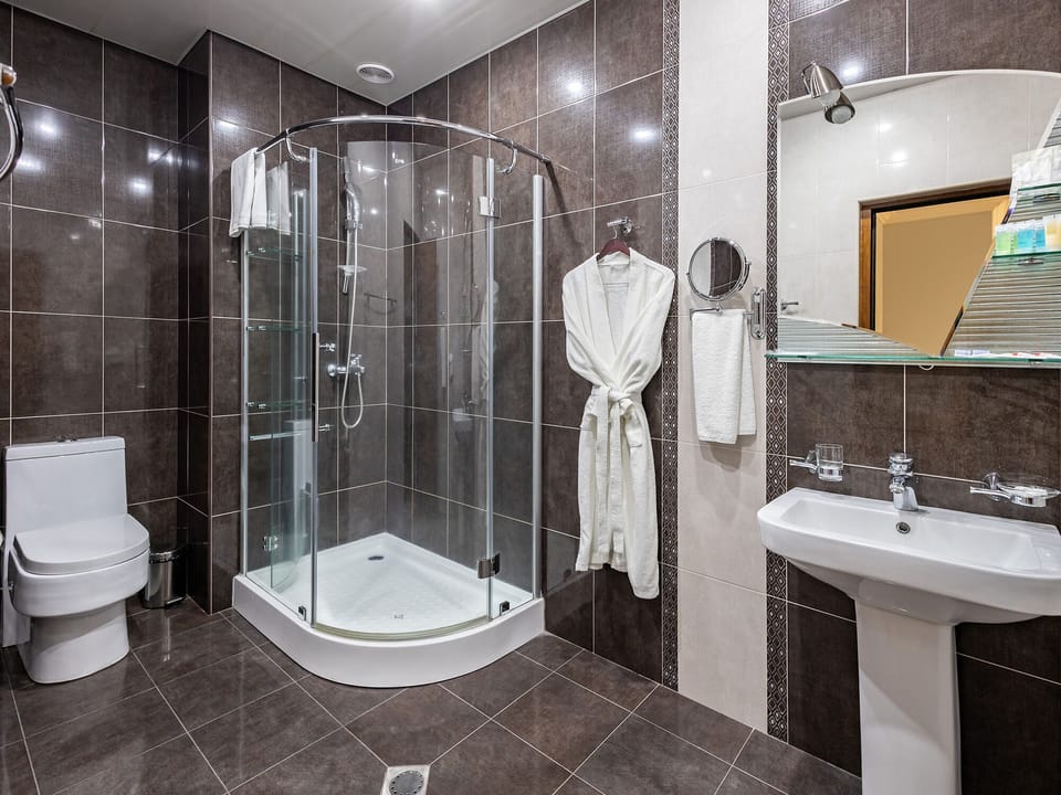 Deluxe Double Room, 1 Bedroom | Bathroom | Shower, rainfall showerhead, free toiletries, hair dryer