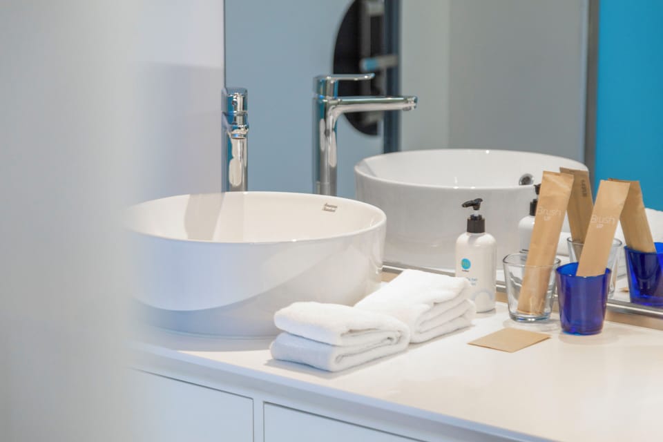 Shower, rainfall showerhead, free toiletries, hair dryer