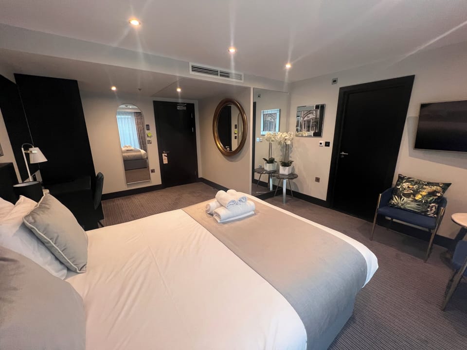 Junior Suite, Balcony | In-room safe, desk, laptop workspace, blackout drapes
