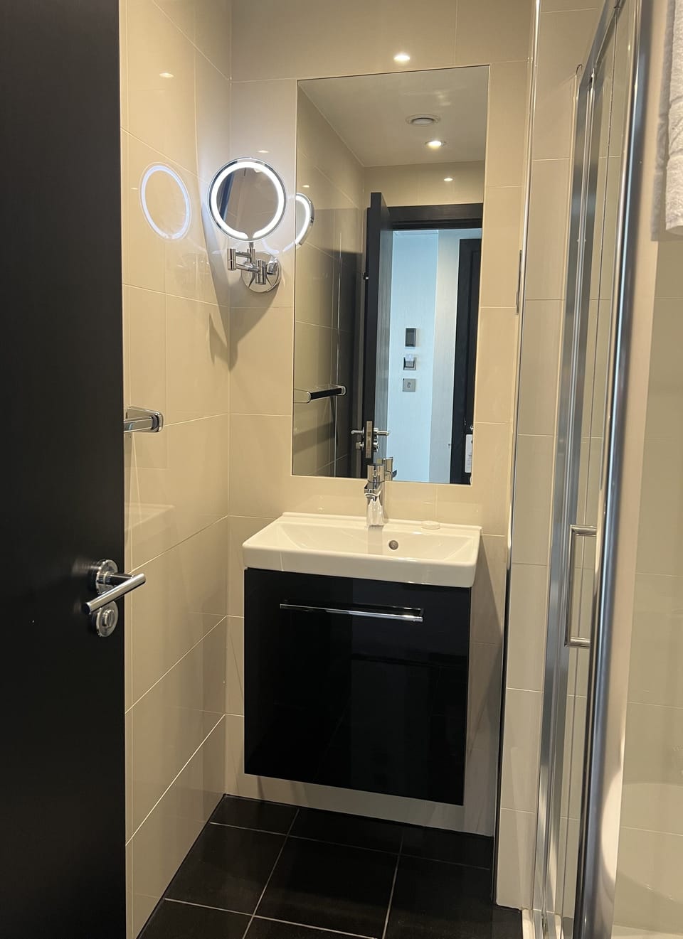 Shower, rainfall showerhead, free toiletries, hair dryer