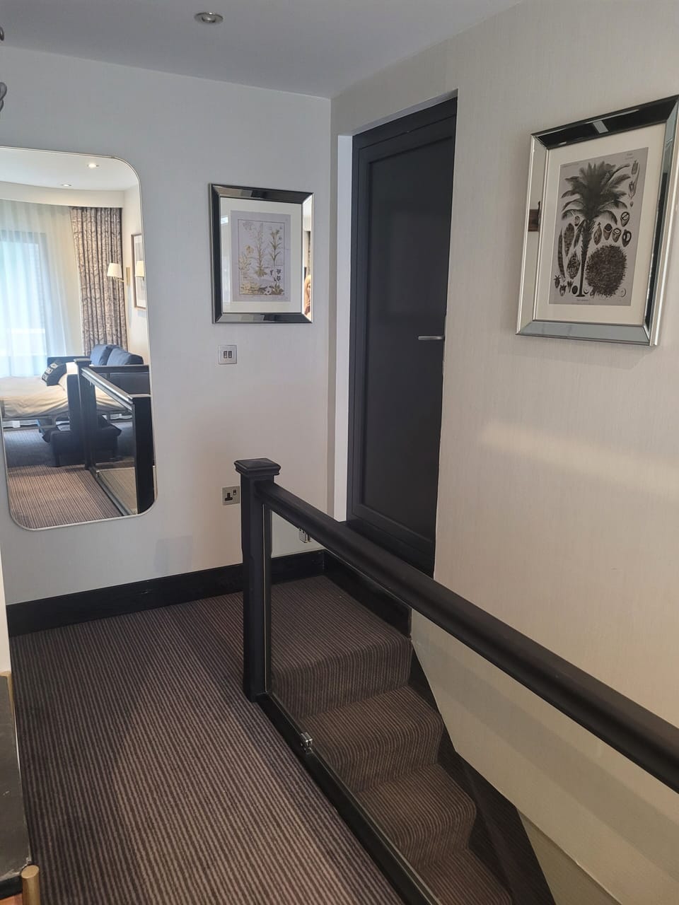 Executive Suite | In-room safe, desk, laptop workspace, blackout drapes