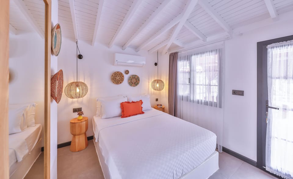 Deluxe Pool Room | Free minibar, individually decorated, individually furnished, free WiFi