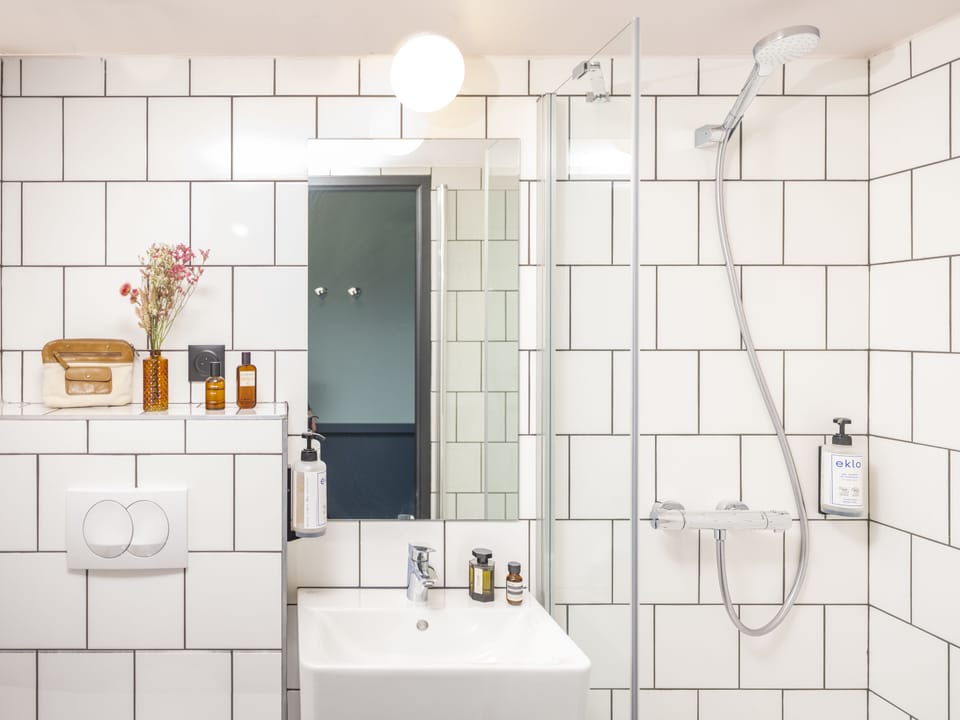 Eklo Duo | Bathroom | Shower, eco-friendly toiletries, towels, soap