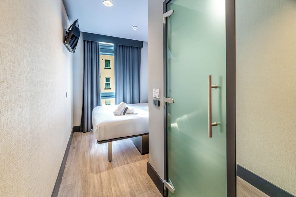 Double Room, 1 Double Bed | Blackout drapes, soundproofing, iron/ironing board, free WiFi