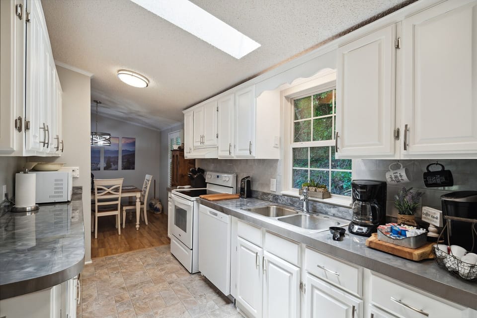 House, 4 Bedrooms | Private kitchen | Coffee/tea maker, fridge, oven, toaster