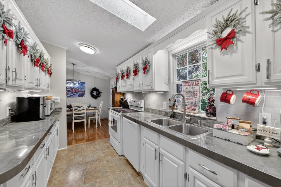 House, 4 Bedrooms | Private kitchen | Coffee/tea maker, fridge, oven, toaster