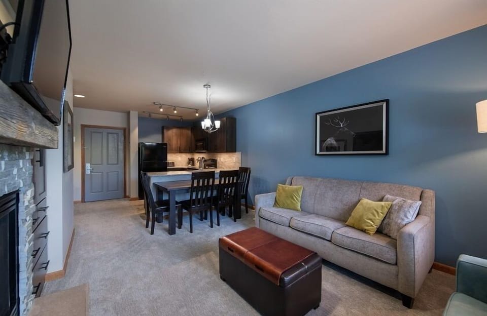 Condo, 1 Bedroom | Living room