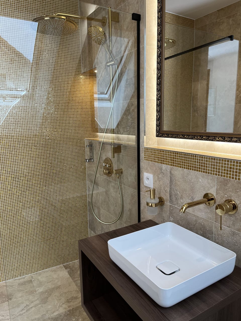 Room | Bathroom | Shower, hair dryer, bathrobes, slippers