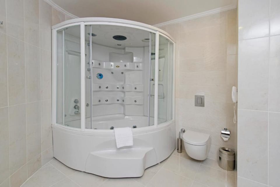 Deluxe Room with Jacuzzi | Bathroom | Free toiletries, hair dryer, slippers, bidet