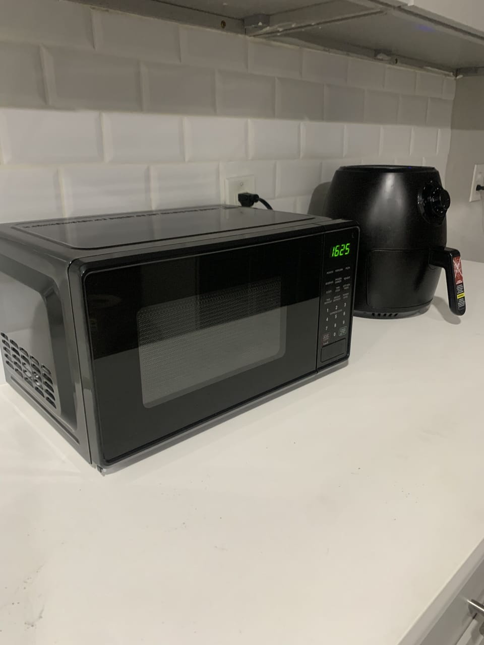 Coffee/tea maker, full-size fridge, microwave, toaster