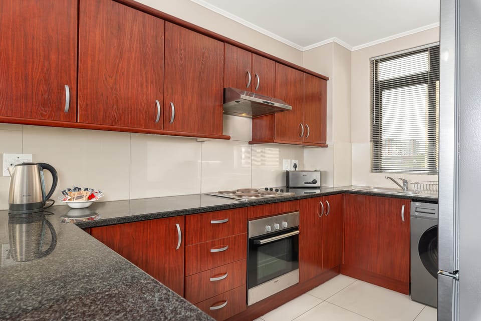 Deluxe Apartment | Private kitchen | Fridge, microwave, oven, stovetop