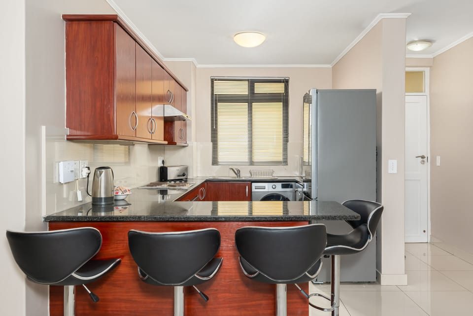 Deluxe Apartment | Private kitchen | Fridge, microwave, oven, stovetop