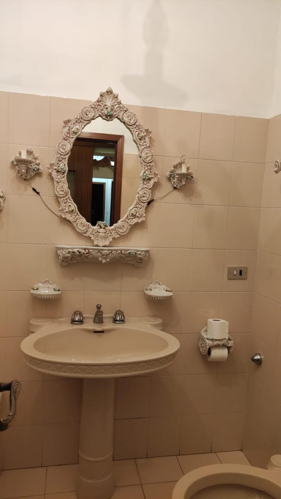 House | Bathroom | Combined shower/tub, deep soaking tub, hair dryer