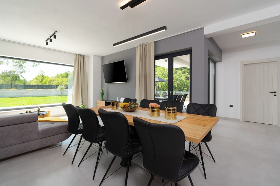 Central dining table for 8 people.