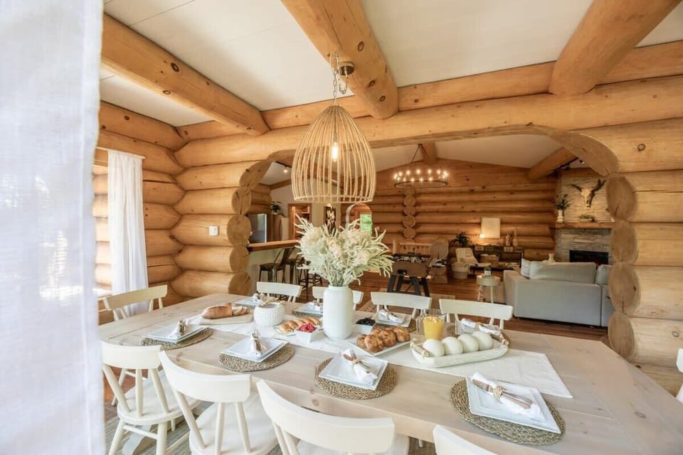 Salle à manger pouvant accueillir 10 personnes avec une vue imprenable sur la forêt