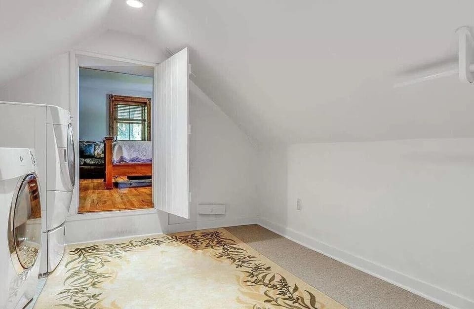 Spacious walk-in closet w/washer and dryer