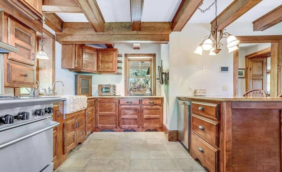Fully stocked kitchen, plenty of storage and prep space