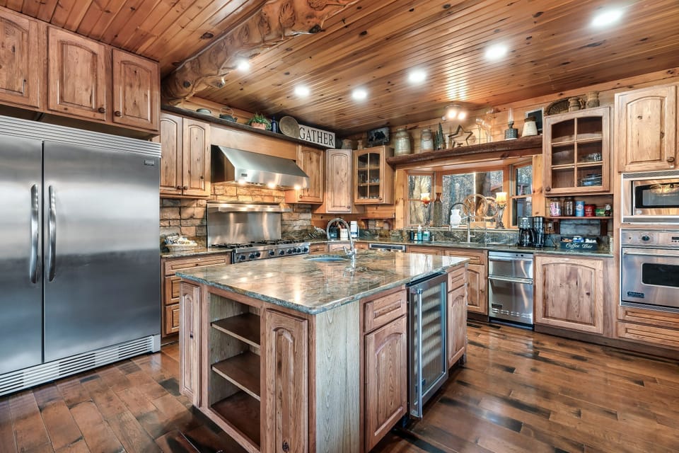 Chef’s kitchen with high-end Viking appliances