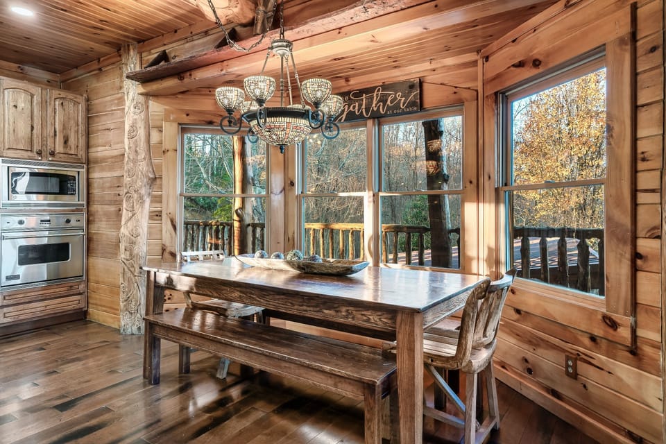 Kitchen eating area 
