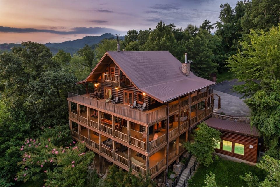 Outdoor Haven: Relax on spacious decks with breathtaking mountain views and lush surroundings!