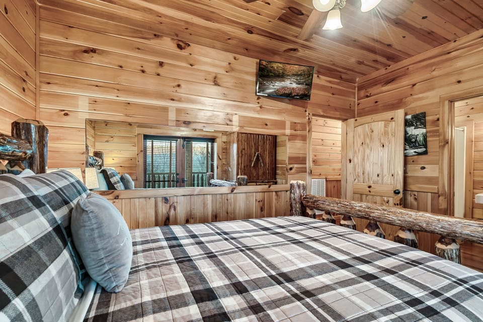 3rd Level Queen Suite with Smart TV