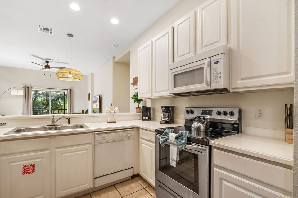 Fully stocked kitchen. All appliances for your use. 
