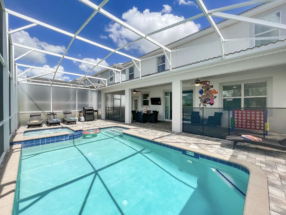 Sparkling clean pool, spa & covered lanai oasis await