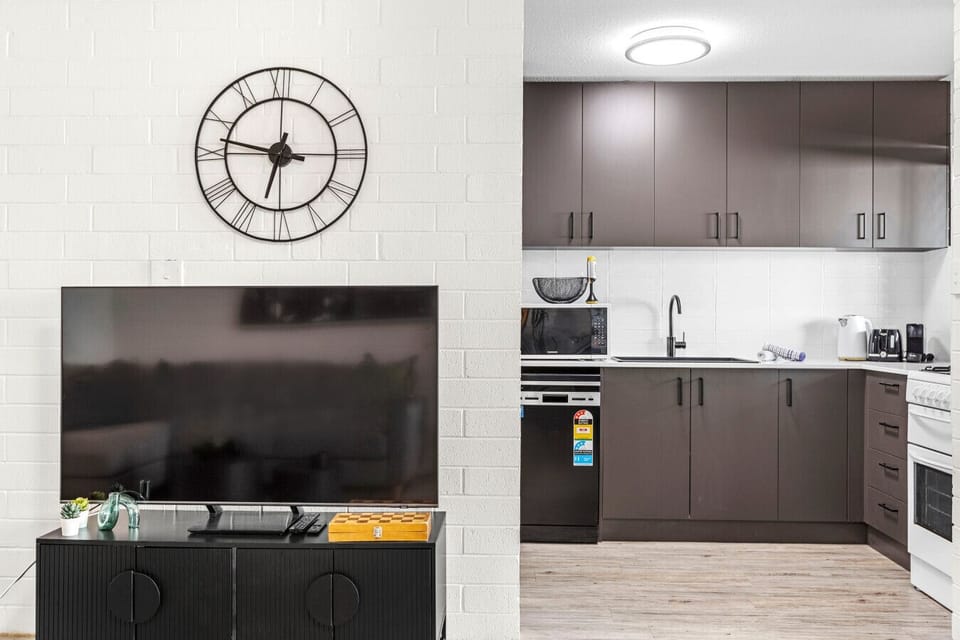 Smart TV & kitchen