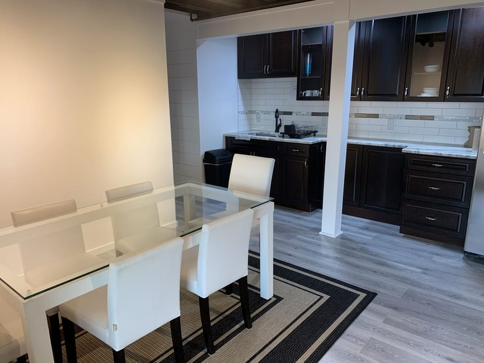 KITCHENETTE & DINING