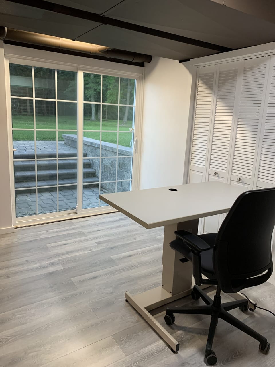 SIT TO STAND DESK FACING THE MAIN ENTRANCE