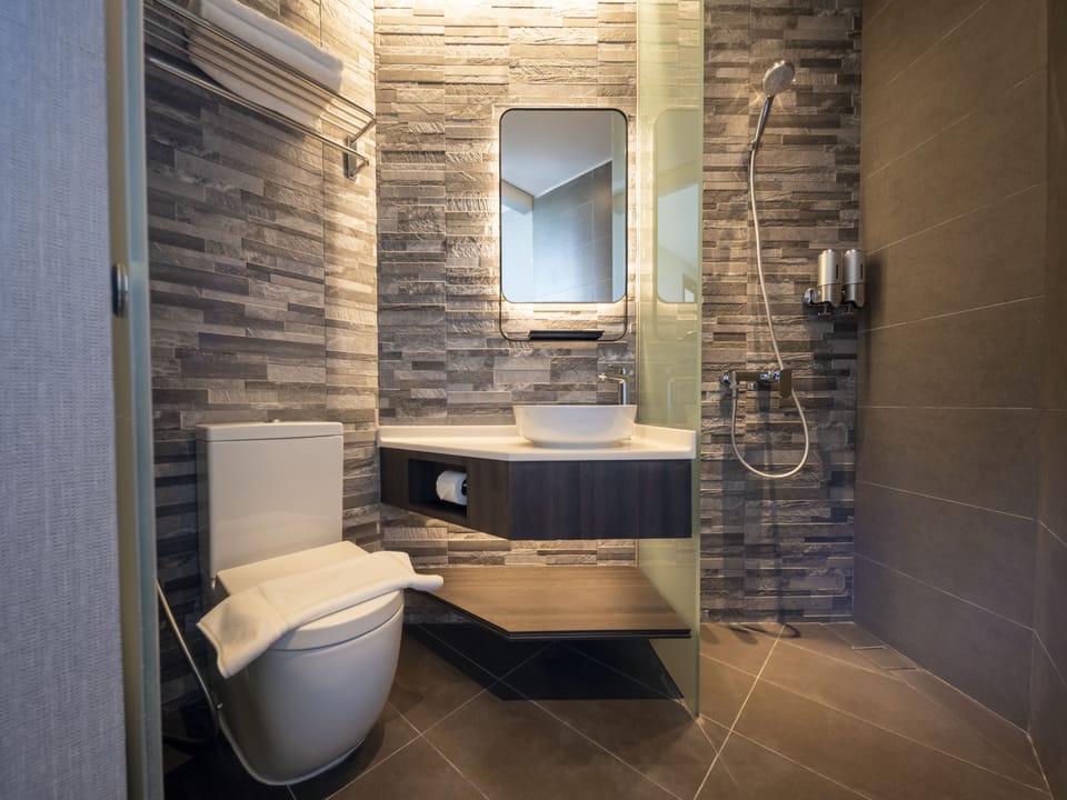Deluxe Double Room | Bathroom | Shower, hair dryer, bidet, towels