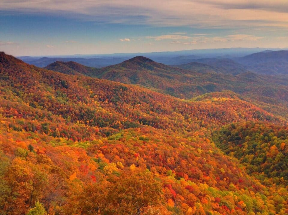 Minutes to beautiful views at the Blowing Rock and breathtaking scenery (actual scenery from Blowing Rock). Only 4.6 miles to Blue Ridge Parkway. 