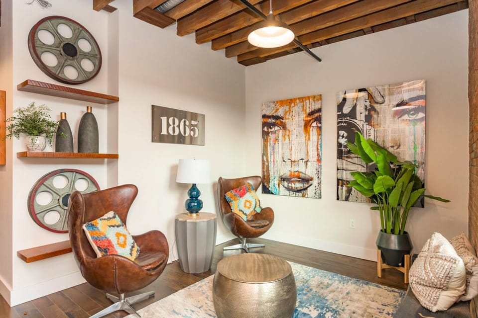 The front lobby is great for waiting on your ride!