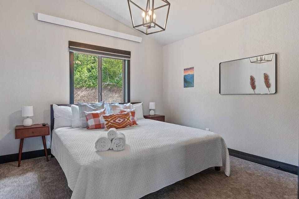 Bedroom 4: Relax in comfort with a spacious King bed, perfect for a restful night’s sleep.