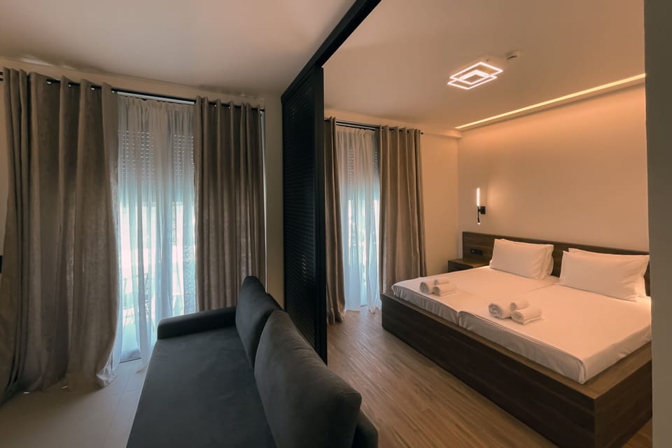 Deluxe Double Room, Sea View | Living area | 43-inch Smart TV with satellite channels, TV, Netflix