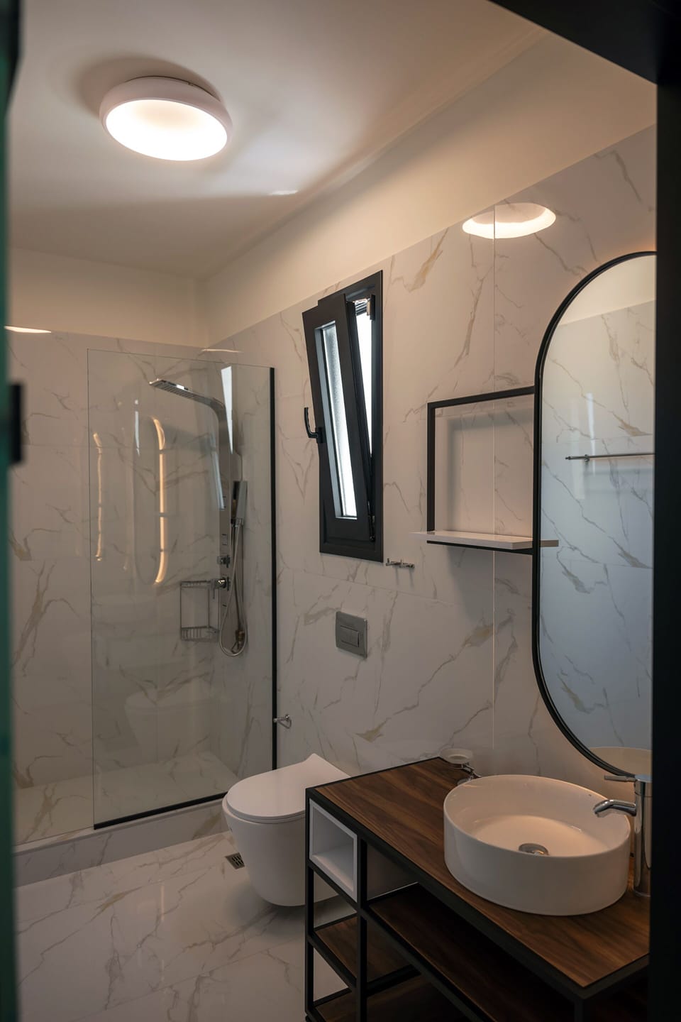 Shower, rainfall showerhead, free toiletries, hair dryer