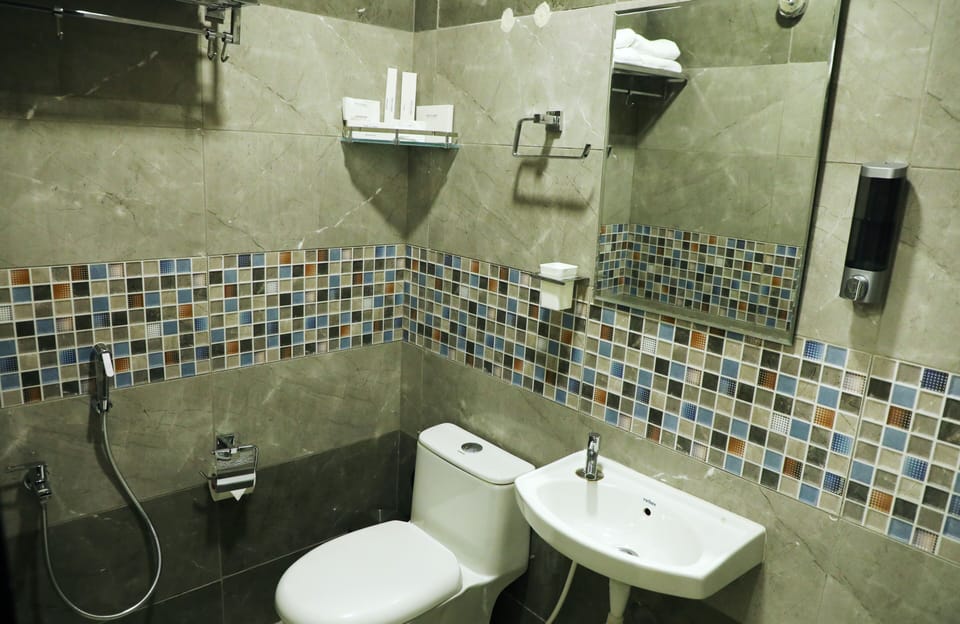 Deluxe Room | Bathroom | Shower, slippers, towels