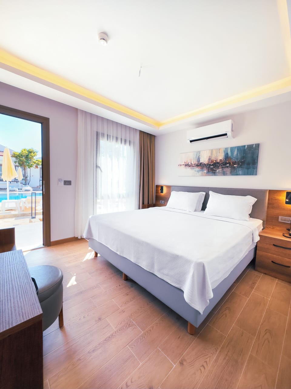 Deluxe Double Room, Pool View | Minibar, in-room safe, laptop workspace, soundproofing