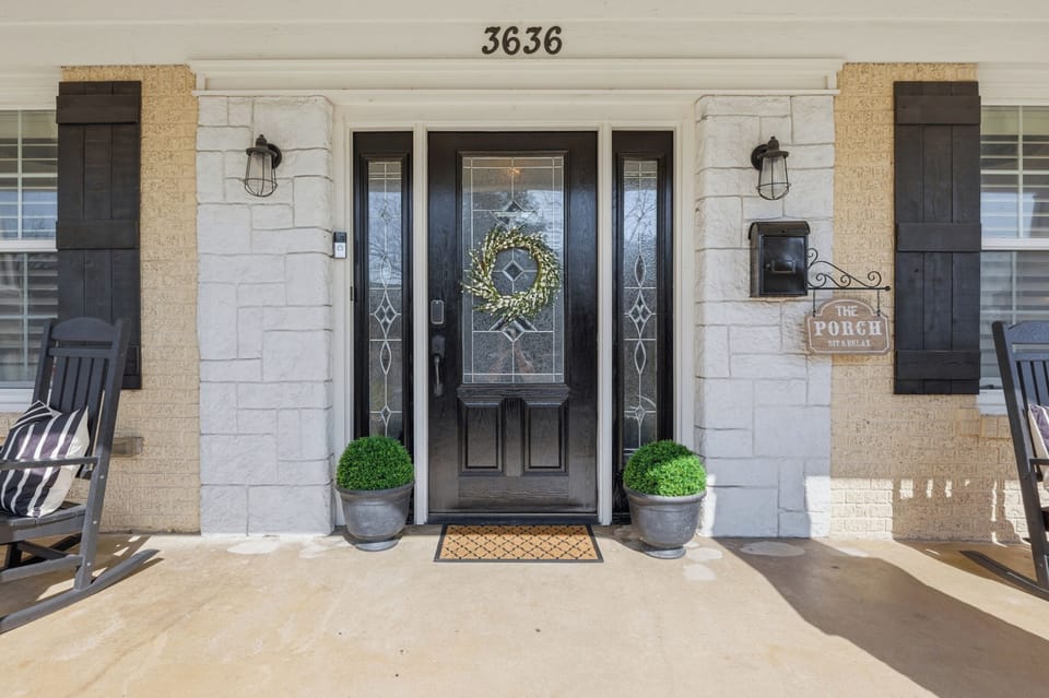 Welcome to our home! Enjoy the convenience of a self check-in with a secure, keyless entry system. Your unique code allows you to arrive and settle in whenever you're ready.