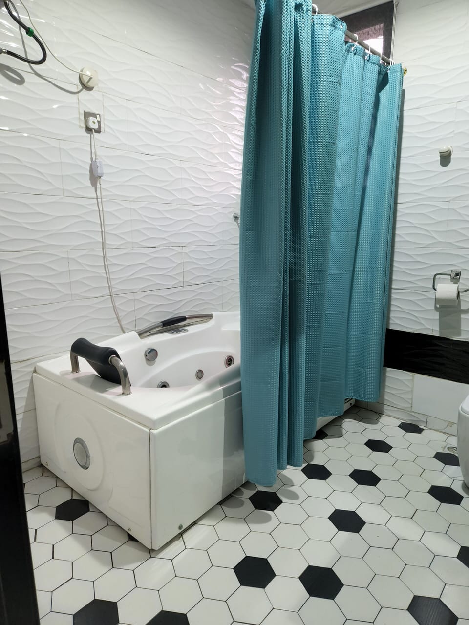 Combined shower/tub, jetted tub, free toiletries, towels