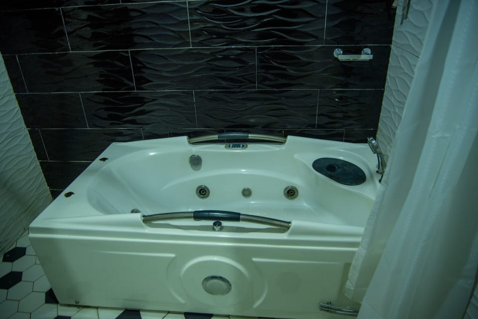 Business Room | Bathroom | Combined shower/tub, jetted tub, free toiletries, towels
